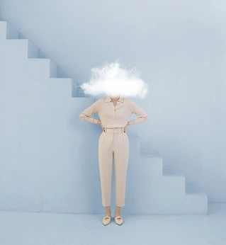 Transforma tus creencias y desbloquea tu potencial 1 Creencias-que-son-y-como-influyen-en-ti Imagen-de-mujer-con-nube-sobre-la-cabeza_