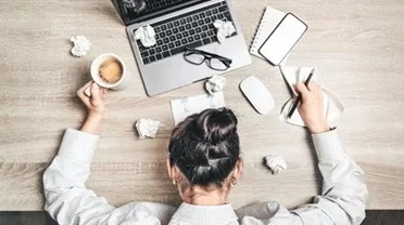 mujer-estresada-con-ansiedad-y-agotamiento